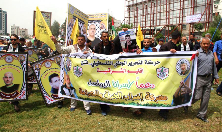 صور من خيمة الاعتصام في غزة دعما لاسرانا البواسل